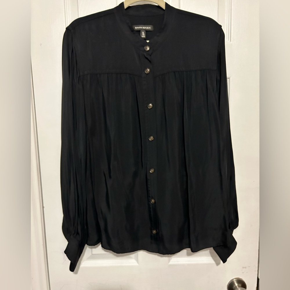 Lovely Banana Republic XL Collarless Blouse